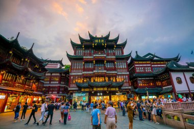SHANGHAI - SEP 5: Turistler Yuyuan bahçesini ve alışveriş caddesini 5 Eylül 2017 'de Çin' in Şangay kentinde ziyaret ettiler. 