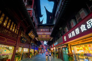 SHANGHAI - SEP 5: Turistler Yuyuan bahçesini ve alışveriş caddesini 5 Eylül 2017 'de Çin' in Şangay kentinde ziyaret ettiler. 