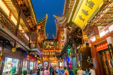 SHANGHAI - SEP 5: Turistler Yuyuan bahçesini ve alışveriş caddesini 5 Eylül 2017 'de Çin' in Şangay kentinde ziyaret ettiler. 