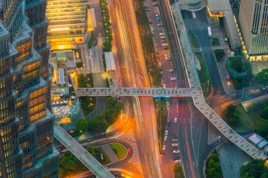 Çin 'de alacakaranlıkta Şangay şehir merkezinin ufuk çizgisi