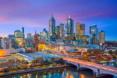 Avustralya 'da alacakaranlıkta Melbourne şehri ufuk çizgisi
