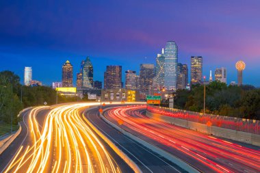 Dallas şehir merkezi alacakaranlıkta, Teksas ABD
