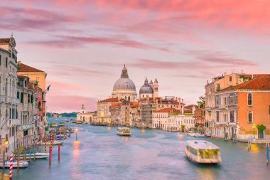 Venedik 'te Büyük Kanal, İtalya' da Santa Maria della Salute Bazilikası ile alacakaranlıkta