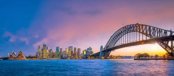 黄昏时分在澳大利亚悉尼市中心的天际线 — 图库照片