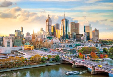Avustralya 'da alacakaranlıkta Melbourne şehri ufuk çizgisi