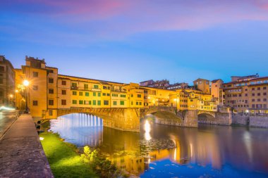 Ponte Vecchio Floransa, Toskana, İtalya 'daki Arno Nehri üzerinde.. 