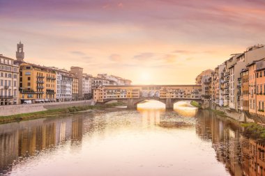 Ponte Vecchio Floransa, Toskana, İtalya 'daki Arno Nehri üzerinde.. 