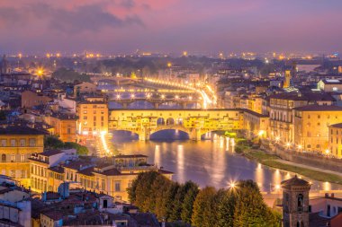 Ponte Vecchio Floransa, Toskana, İtalya 'daki Arno Nehri üzerinde.. 