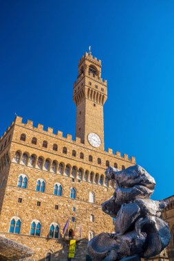 FLORENCE, İtalya - 20 Ekim 2017 'de Floransa İtalya' da Palazzo Vecchio. Floransa belediye binası. Saray 1299 'da inşa edildi.
