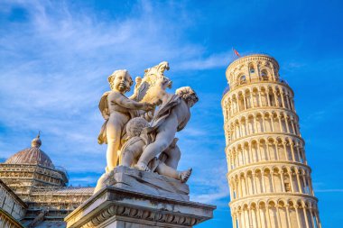 Pisa Katedrali ve Eğik Kule Pisa, İtalya 'da güneşli bir günde.