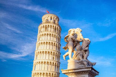 Pisa, İtalya 'da güneşli bir günde Eğik Kule.