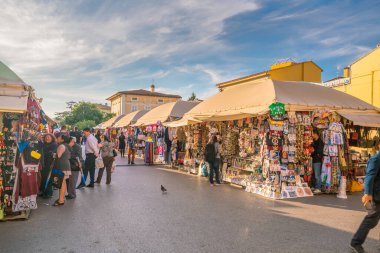 PISA, ITALY - 19 Ekim 2017 'de İtalya' da Pisa kapısının önündeki hediyelik eşya dükkanları.