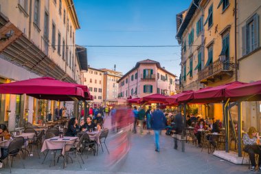 PISA, ITALY - 19 Ekim 2017 'de İtalya' daki eski Pisa kasabasındaki restoranlar.