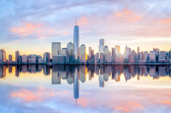 Manhattan Skyline Alacakaranlıkta New York City — Stok fotoğraf