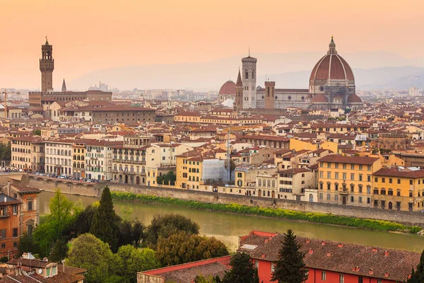 Gün Batımında Floransa Arno Nehrinin Panoramik Manzarası Ponte Vecchio Palazzo — Stok fotoğraf