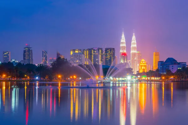 Vista Noturna Horizonte Cidade Kuala Lumpur Com Reflexão Água — Fotografia de Stock