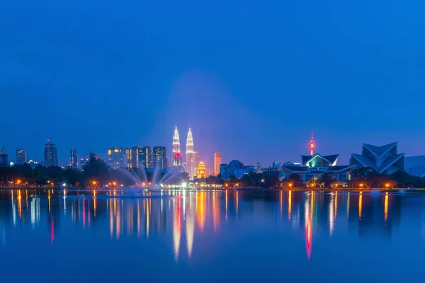 Vista Noturna Horizonte Cidade Kuala Lumpur Com Reflexão Água — Fotografia de Stock