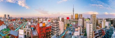 Tokyo 'daki Asakusa bölgesinin günbatımındaki en iyi manzarası.