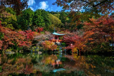 Sonbaharda renkli akçaağaç ağaçları olan Daigo-ji tapınağının manzarası, Kyoto, Japonya
