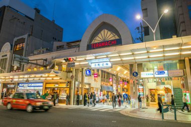 KYOTO, JAPONYA - 11 Kasım 2017 'de Nishiki pazarının girişindeki turistler. Nishiki ichiba pazarı Japonya 'nın Kyoto kentindeki en ünlü pazardır.