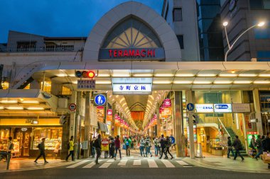 KYOTO, JAPONYA - 11 Kasım 2017 'de Nishiki pazarının girişindeki turistler. Nishiki ichiba pazarı Japonya 'nın Kyoto kentindeki en ünlü pazardır.