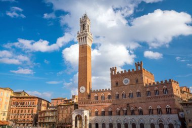 Siena, İtalya 'daki Piazza del Campo Meydanı' ndaki kalabalık.
