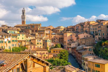 Siena şehir merkezi mavi gökyüzü ile İtalya 'da ufuk çizgisi