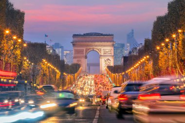 Ünlü Şanzelize ve Zafer Takı Paris, Fransa 'da alacakaranlıkta