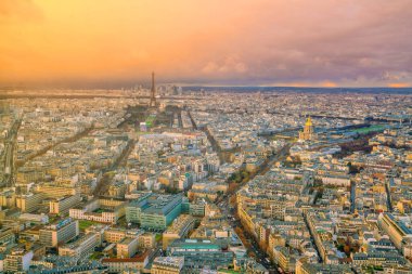 Günbatımında Eyfel Kulesi ile Paris 'in silueti Fransa' da tepeden görülüyor.