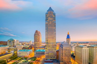 Ohio 'daki Cleveland şehrinin ufuk çizgisi Alacakaranlıkta ABD
