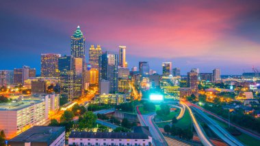 Atlanta şehrinin Skyline 'ı Georgia, ABD' de gün batımında