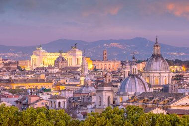 Roma şehrinin en üst manzarası İtalya 'daki Castel Sant' Angelo 'dan yükseliyor..