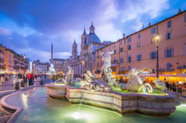 Roma 'da Navona Meydanı, alacakaranlıkta İtalya