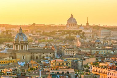 Roma şehrinin en üst manzarası İtalya 'daki Castel Sant' Angelo 'dan yükseliyor..