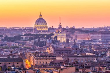 Roma şehrinin en üst manzarası İtalya 'daki Castel Sant' Angelo 'dan yükseliyor..