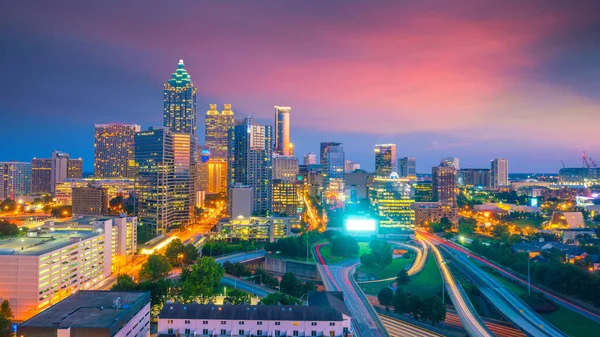 美国佐治亚州亚特兰大市日落时分的天空线 — 图库照片