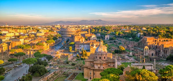 イタリアのサンタンジェロ城からコロッセオとローマの都市のスカイラインのトップビュー — ストック写真