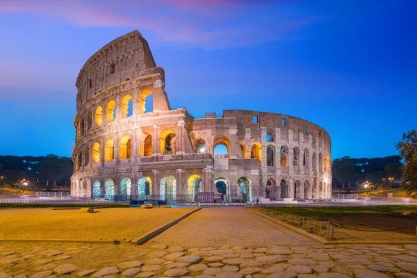 Roma 'daki alacakaranlıktaki Colosseum manzarası, İtalya, Avrupa.