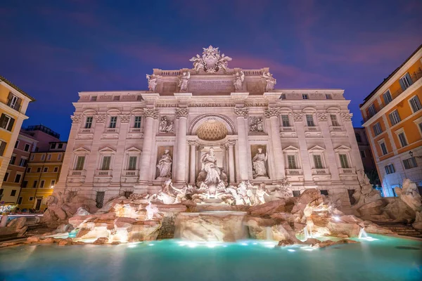 ローマの眺めトレビの泉 Fontana Trevi イタリアのローマで夕暮れ時 — ストック写真