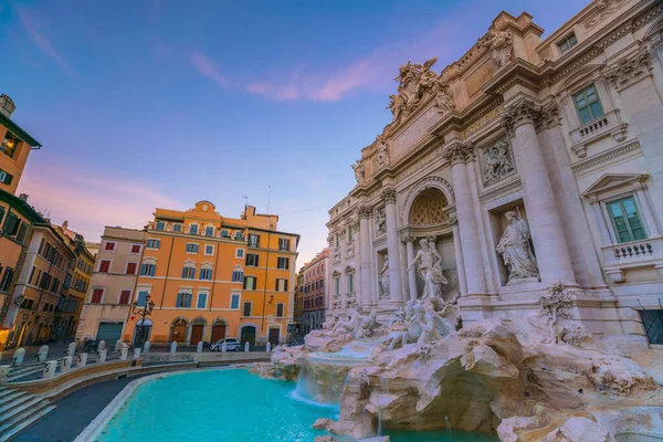 ローマの眺めトレビの泉 Fontana Trevi イタリアのローマで夕暮れ時 — ストック写真