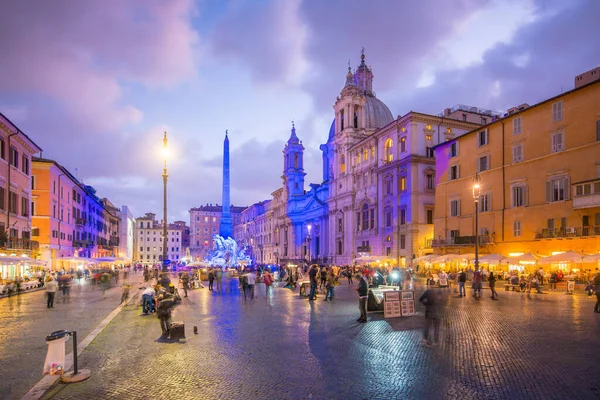 ローマのナヴォーナ広場 夕暮れ時にイタリア — ストック写真