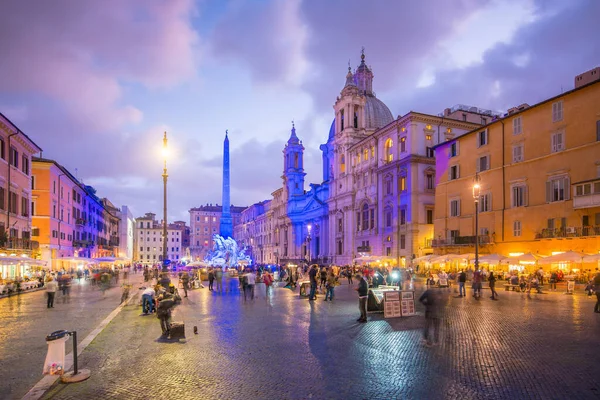 Roma 'da Navona Meydanı, alacakaranlıkta İtalya