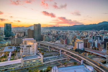 Japonya 'da alacakaranlıkta Skyline ve Kobe Limanı