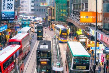 Hong Kong şehir merkezinde 22 Ocak 2018 'de geleneksel tramvay araçları