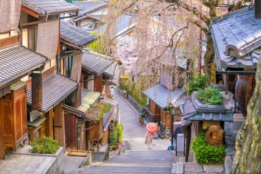 Eski şehir Kyoto, Japonya 'da Sakura mevsimi sırasında Higashiyama Bölgesi