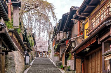 Eski şehir Kyoto, Japonya 'da Sakura mevsimi sırasında Higashiyama Bölgesi