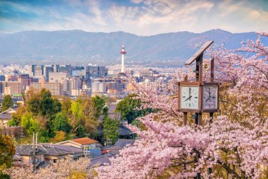 Japonya 'da Sakura ile birlikte Kyoto şehri ufuk çizgisi