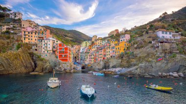Riomaggiore, İtalya 'nın Liguria kentindeki Cique Terre sekansının ilk şehri.