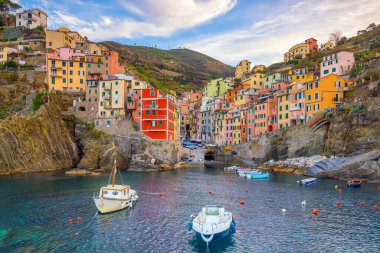 Riomaggiore, İtalya 'nın Liguria kentindeki Cique Terre sekansının ilk şehri.