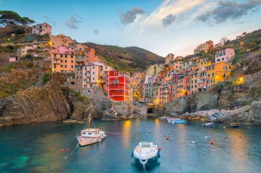 Riomaggiore, İtalya 'nın Liguria kentindeki Cique Terre sekansının ilk şehri.